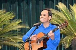 胡志明市市委书记陈留光与青年会面即兴弹唱