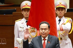 国会主席陈青敏正式宣誓就职。（图：越通社）