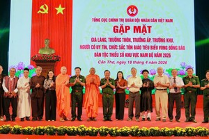 应邀出席南部地区少数民族代表合影留念。