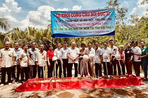 培德精舍代表在22 号桥动土仪式后，与当地党政和村民代表合照留念。