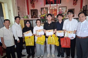 理事长苏文光(左二)向优秀生颁奖合照。 图：高歌