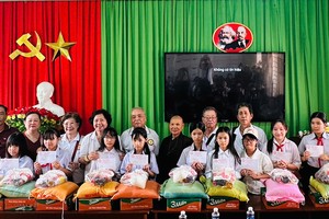 培德精舍代表团给德乐省邦湖坊的清贫子弟赠送礼物和合照。