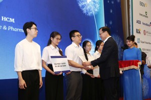 大学生们正接受奖学金。