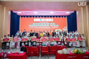胡志明市财经大学第五届校际汉语演讲比赛总决赛参赛选手、获奖者及嘉宾合影留念。