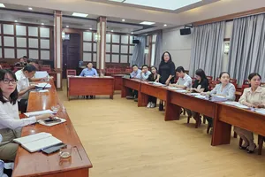 Hàng tuần, Tổ Công tác 1645 do Giám đốc Sở NN-MT Nguyễn Toàn Thắng (giữa) làm tổ trưởng, cùng các thành viên trực tiếp làm việc với doanh nghiệp nhằm tháo gỡ vướng mắc để cấp giấy chứng nhận cho người mua nhà, qua đó góp phần tăng nguồn thu cho ngân sách. Ảnh: ĐỖ TRÀ GIANG