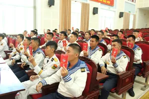 Các đại biểu biểu đoạn viên thanh niên Lữ đoàn 171 biểu quyết tại đại hội.