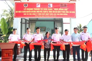 Nguyên Phó Chủ tịch nước Trương Mỹ Hoa cùng lãnh đạo đơn vị cắt băng khánh thành “Nhà đồng đội”