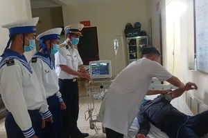 Bác sĩ Bệnh xá đảo Trường Sa thăm khám cho bệnh nhân