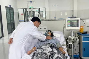 Cứu sống nữ du khách giữa sóng dữ