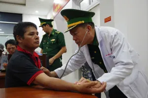 Tàu hàng đâm chìm 2 tàu cá, 11 ngư dân được cứu sống