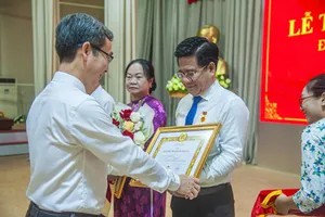 Mỗi tấm Huy hiệu, một chặng đường cống hiến cho Đảng, cho dân