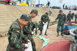 Chung tay giữ gìn bờ biển Phước Hải sạch đẹp