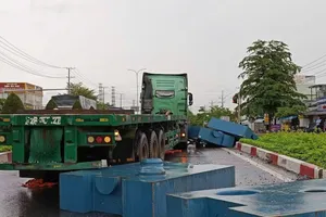 Xe container làm rơi hàng trăm ký thép trên quốc lộ 51, một người bị thương