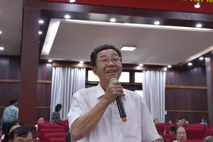 Cử tri đề nghị ổn định giá xăng dầu, quản lý chặt thuốc giả