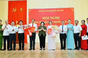 Phó Bí thư Thành ủy TPHCM Văn Thị Bạch Tuyết trao quyết định nhân sự