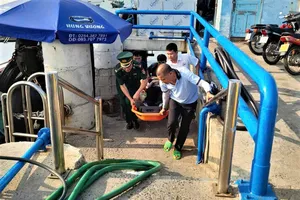 Kịp thời cấp cứu thuyền viên nước ngoài gặp nạn trên biển