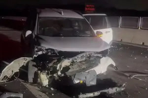 Ô tô tông khối bê tông trên cao tốc chưa khai thác, 3 người bị thương