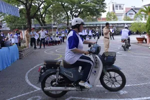 CSGT TPHCM hướng dẫn học sinh kỹ năng lái xe an toàn