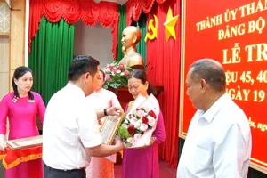 12 đảng viên của xã Long Điền vinh dự nhận Huy hiệu Đảng