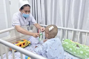 Truy tìm người thân của bé trai 2 tuổi bị bạo hành