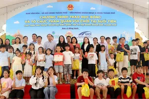Tặng học bổng, động viên con cán bộ, công chức có thành tích học tập tốt