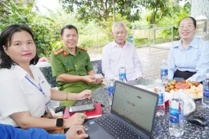 Người cao tuổi, người yếu thế được hỗ trợ làm thủ tục hành chính tại nhà