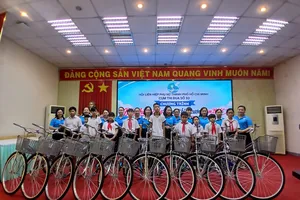 Trao yêu thương, tiếp sức phụ nữ và trẻ em khó khăn