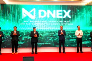 Các đại biểu thực hiện nghi thức ra mắt nền tảng mô phỏng giao dịch tài sản số DNEX. Ảnh: XUÂN QUỲNH