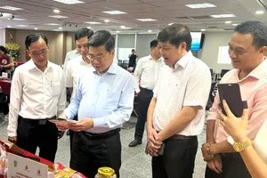 Ông Nguyễn Văn Dũng, Thành ủy viên, Phó Chủ tịch UBND TPHCM tham quan gian hàng trưng bày sản phẩm của doanh nghiệp Huế