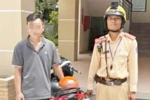 Nam thanh niên và xe máy biểu diễn bốc đầu tại cơ quan công an