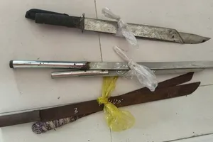 Chủ nhà trọ giao nộp các loại hung khí cho công an phường