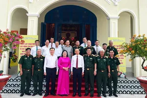 Các đại biểu chụp ảnh lưu niệm trước Nhà tưởng niệm