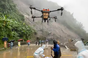 Quảng Ngãi: Dùng thiết bị bay không người lái cứu trợ tài xế bị cô lập trên đèo Lò Xo