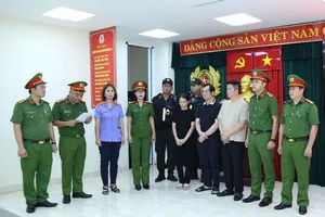 Cơ quan điều tra thi hành các quyết định khởi tố, bắt tạm giam 3 bị can. Ảnh: CAĐN