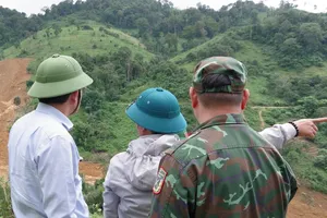 Phó Chủ tịch UBND TP Đà Nẵng Trần Nam Hưng trực tiếp kiểm tra hiện trường vụ sạt lở