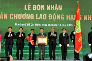 Trường ĐH Nông lâm TPHCM đón nhận Huân chương Lao động hạng nhì
