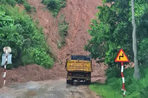 Điểm sạt lở qua xã A Vương khiến giao thông bị chia cắt