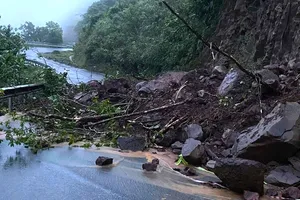 Nhiều nơi tại miền Trung sạt lở và ngập lụt