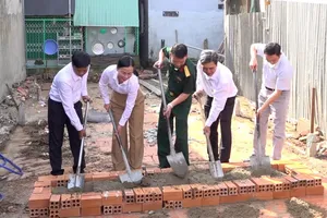 Đại diện Bộ Chỉ huy Quân sự tỉnh An Giang, Công ty TNHH MTV Xổ số kiến thiết An Giang cùng cấp ủy chính quyền địa phương thực hiện nghi thức khởi công