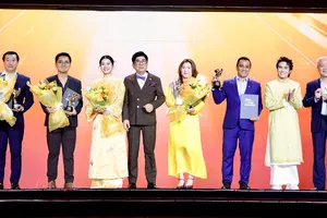 Ông Đỗ Thanh Tuấn (ngoài cùng bên trái), Giám đốc đối ngoại, đại diện Vinamilk đón nhận giải thưởng Vạn Xuân Awards – Thương hiệu sáng tạo tiên phong. Ảnh: Minh Anh