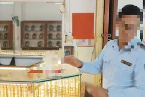 Lực lượng chức năng kiểm tra cơ sở kinh doanh vàng trên địa bàn tỉnh. Ảnh: QLTT Vĩnh Long