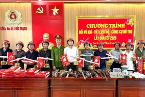 Người dân mang vũ khí, vật liệu nổ đến công an xã đổi lấy bánh chưng, gạo nếp