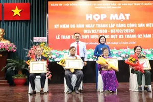 Phường Phú Nhuận: Trao Huy hiệu Đảng đến các đảng viên cao niên