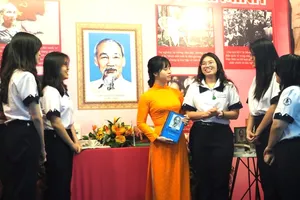 Học sinh Trường THPT chuyên Trần Đại Nghĩa (phường An Khánh, TPHCM) tìm hiểu tài liệu tại Không gian văn hóa Hồ Chí Minh