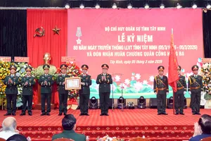 Đại tướng Nguyễn Trọng Nghĩa, Ủy viên Bộ Chính trị, Bí thư Trung ương Đảng, Chủ nhiệm Tổng cục Chính trị Quân đội nhân dân Việt Nam trao Huân chương Quân công hạng ba cho lực lượng vũ trang tỉnh Tây Ninh