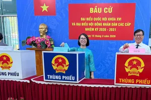 Ông Đinh Hoàng Hà và vợ Nguyễn Ngọc Minh (kiều bào Singapore) tham gia bỏ phiếu bầu cử tại điểm bầu cử phường Chợ Lớn, TPHCM. Ảnh: Cổng thông tin điện tử Quốc hội 