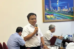 Các chuyên gia góp ý về quy trình quản lý, giám sát vận hành hệ thống quan trắc nguồn thải tự động, liên tục. Ảnh: THANH HIỀN