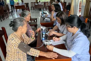 Khám bệnh cho người già neo đơn