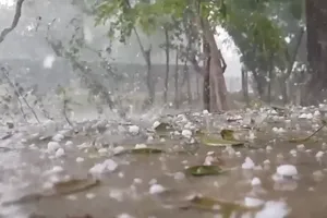 Đề nghị các địa phương chủ động ứng phó mưa đá, dông lốc, sét