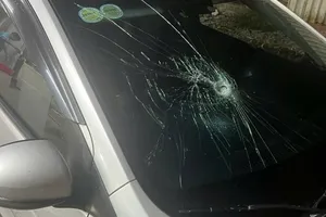 Kính ô tô bị đập vỡ, ước thiệt hại 12 triệu đồng. Ảnh: cắt từ clip